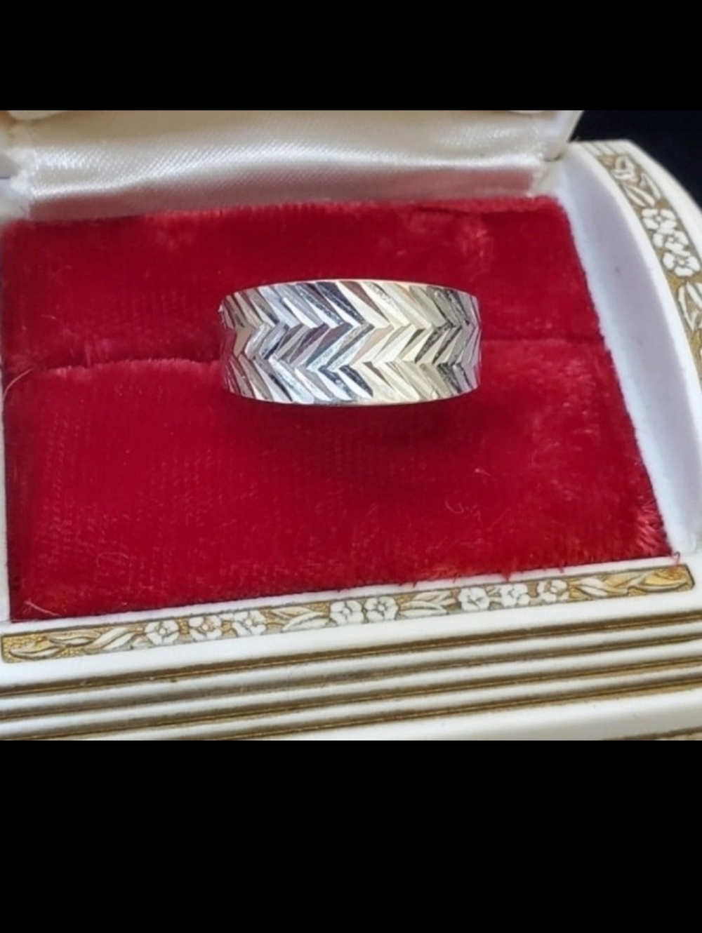10k white gold Michael Anthony ring size 8.5. Well known designer. Can be resize